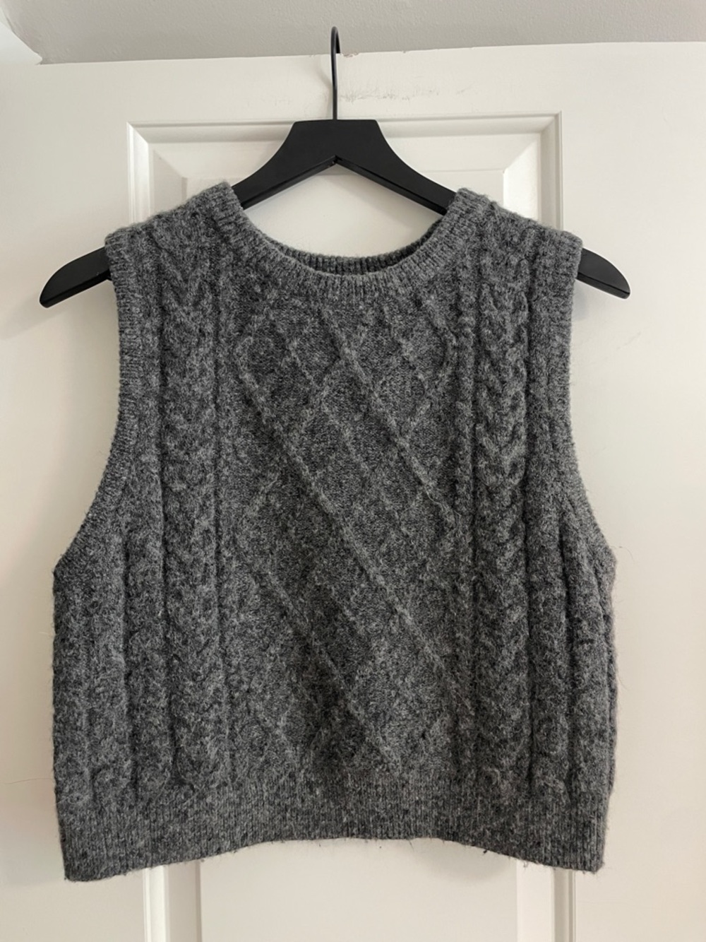 H&M Gray Cable-Knit Sleeveless Crewneck Sweater Vest